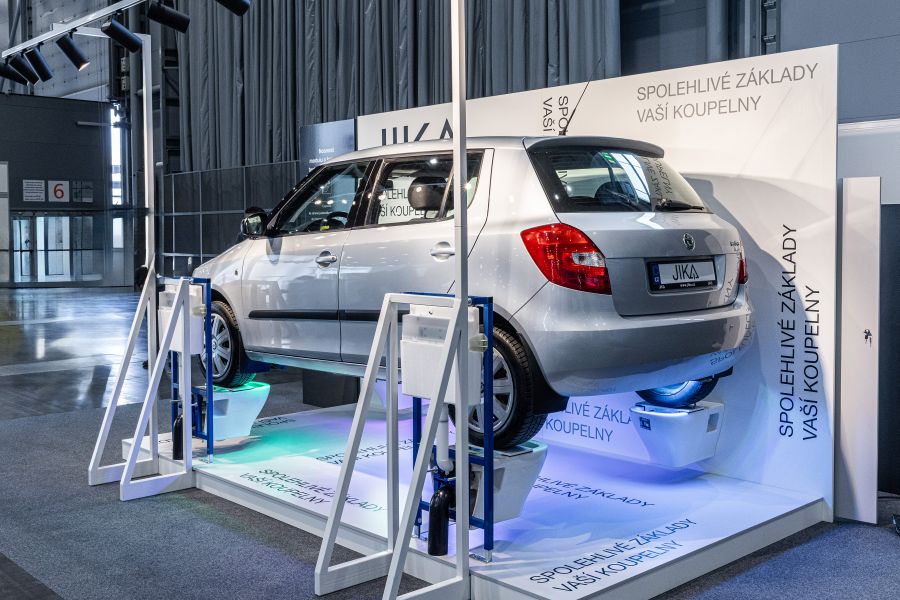Expozice JIKA otestovala nosnost podomítkových modulů i kvalitu klozetů