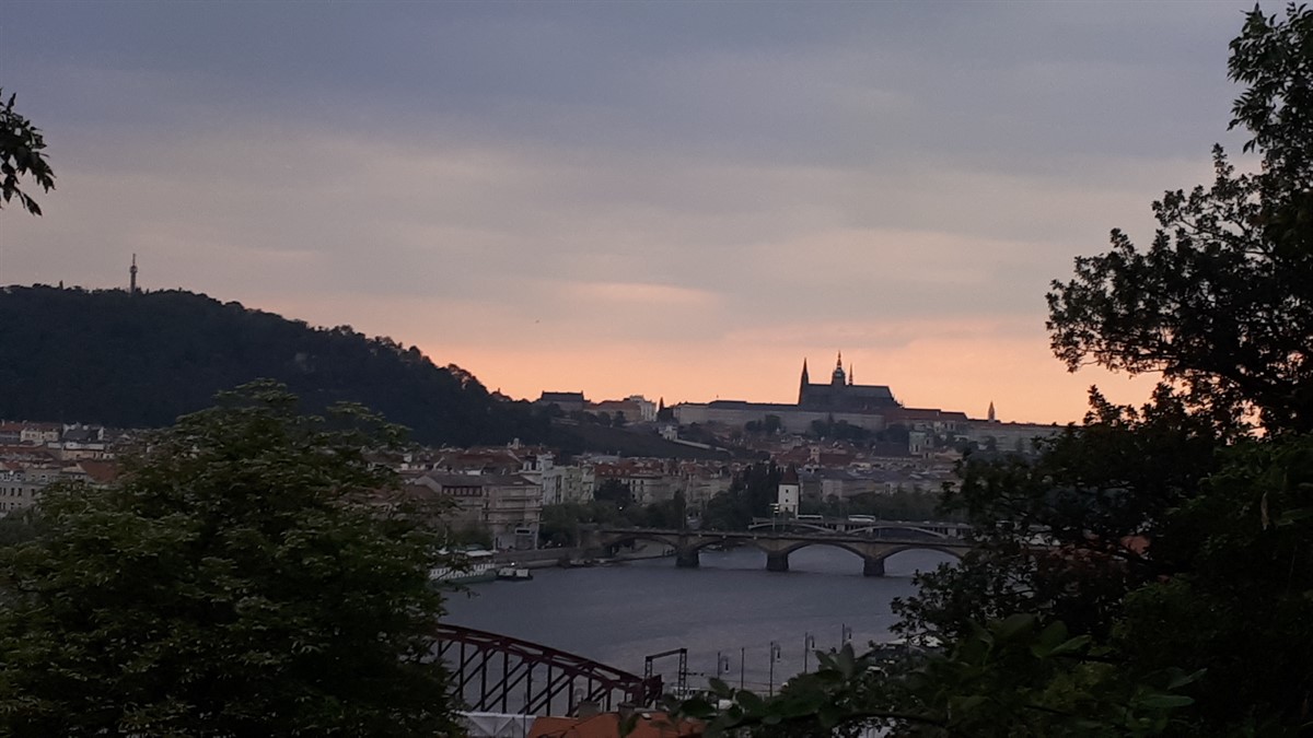 Praha se loni rozrostla o 16 tisíc lidí, na nové obyvatele však připravená není. Chybí hlavně byty
